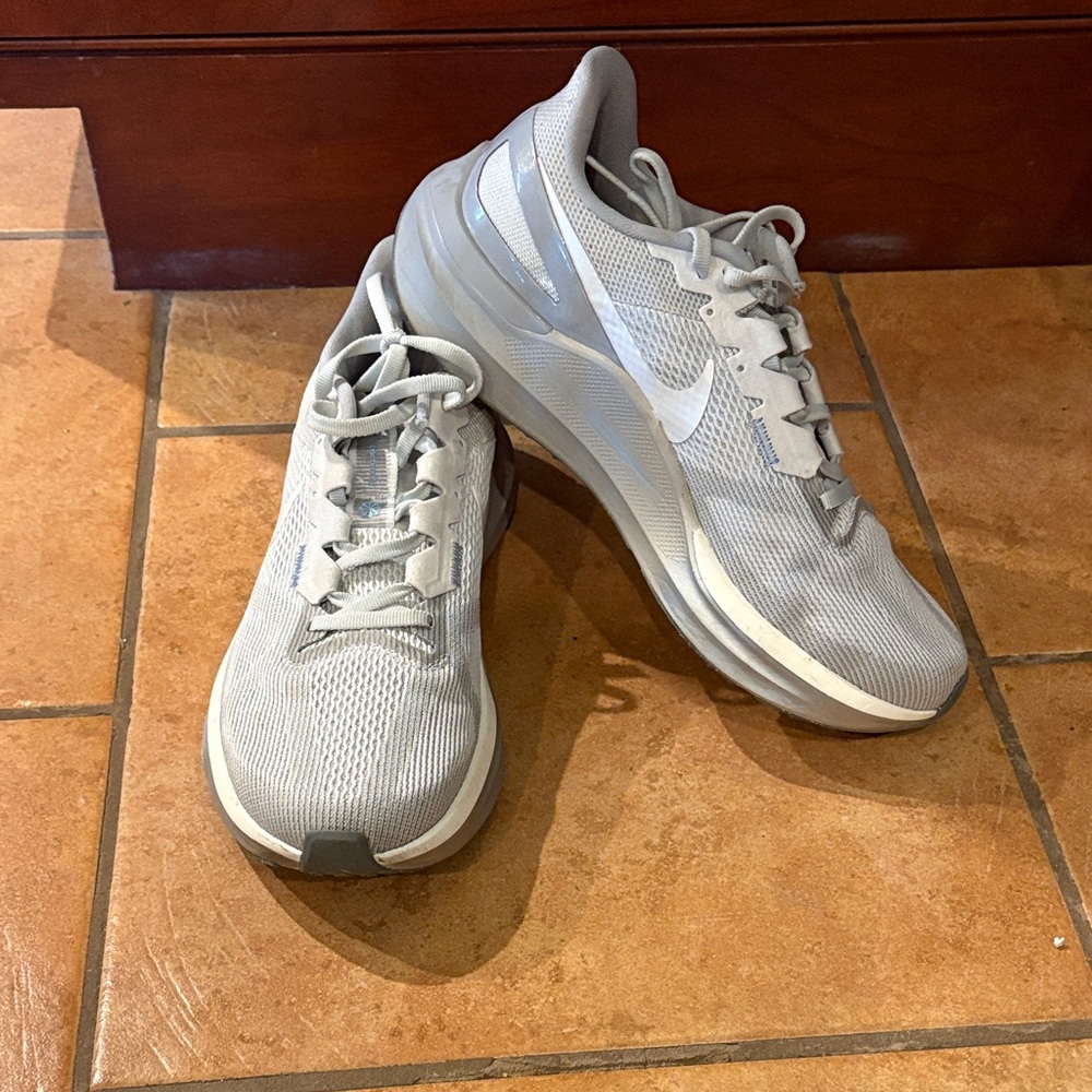 Nike Women's Light Gray Athletic Shoes